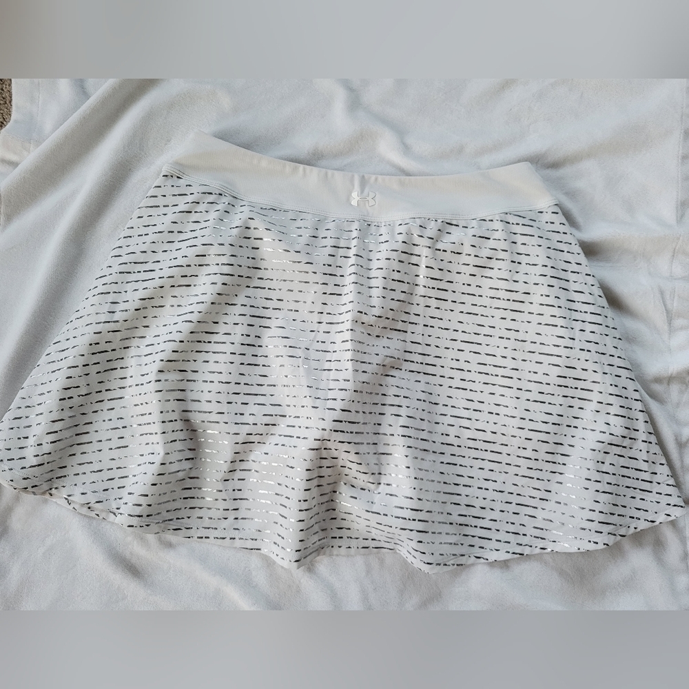 Under Armour white w/metalic silver striping heatgear fitted skort M - Picture 12 of 12